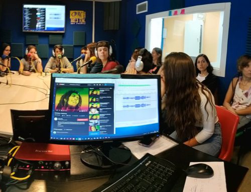 Alumnado del curso: Intervención Socieducativa con Menores y Jóvenes en dificultad social comparten claves de la radio comunitaria como espacio de participación e intervención con jóvenes y adolescentes.